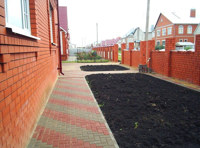 พื้นที่ตาบอดรอบ ๆ บ้านส่วนตัวที่ทำจากหินปู