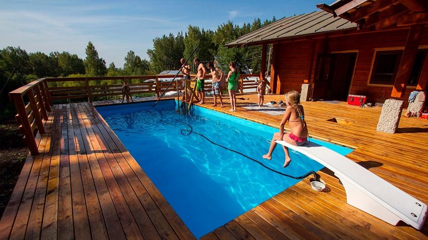 Jedan od glavnih problema bilo kojeg otvorenog bazena je onečišćenje površine. Jedan od glavnih problema bilo kojeg otvorenog bazena je onečišćenje površine.