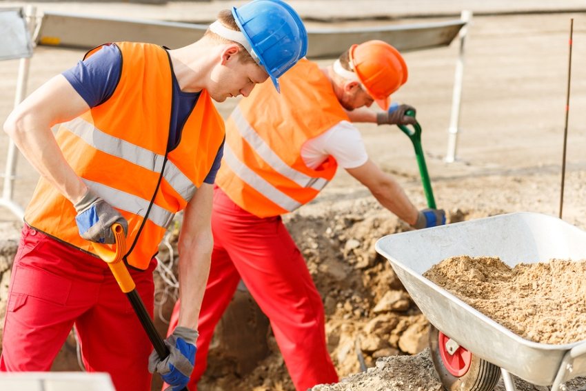 Piasek jest używany do szerokiego zakresu prac budowlanych Piasek jest używany do szerokiego zakresu prac budowlanych