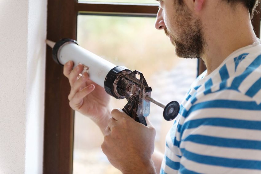 Îmbinările pantelor trebuie etanșate cu plastic lichid Îmbinările pantelor trebuie etanșate cu plastic lichid