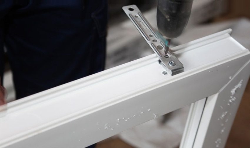 Fixarea plăcilor de montare (urechilor) pe cadrul ferestrei Fixarea plăcilor de montare (urechilor) pe cadrul ferestrei