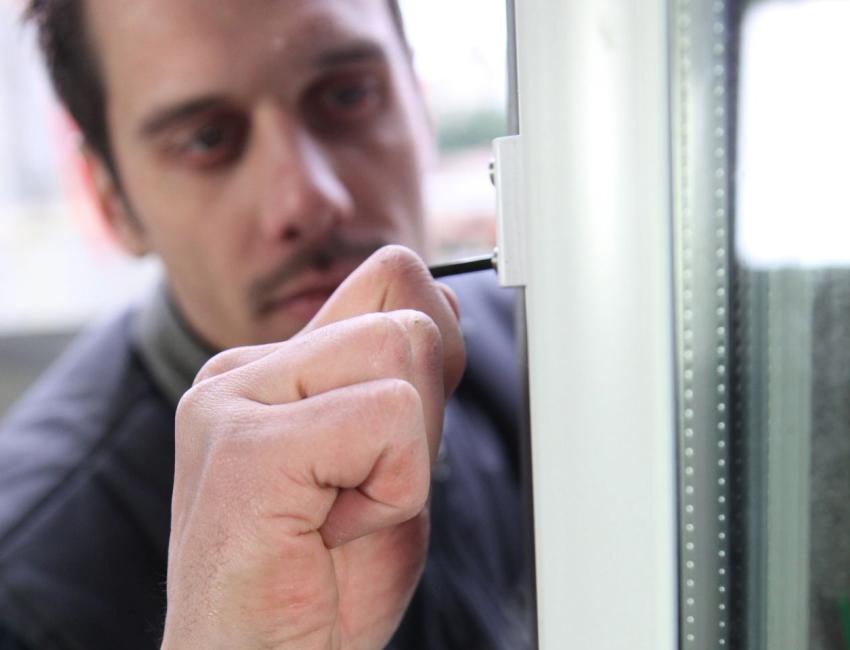 Reglarea excentricelor unei ferestre metal-plastic Reglarea excentricelor unei ferestre metal-plastic