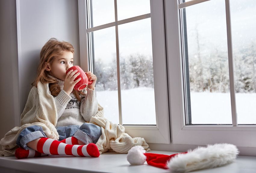 O fereastră metal-plastic va asigura o izolare adecvată a zgomotului și a căldurii în cameră O fereastră metal-plastic va asigura o izolare adecvată a zgomotului și a căldurii în cameră