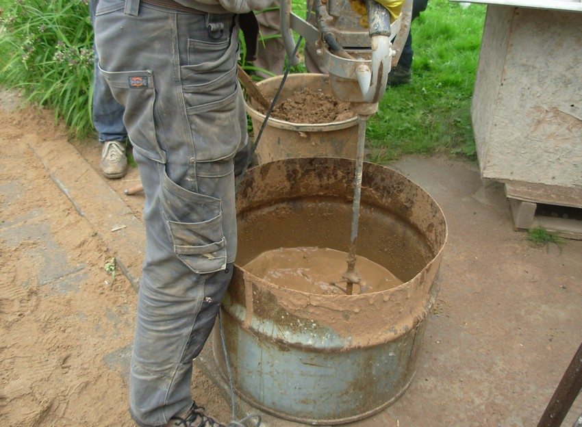 Der Prozess der Herstellung einer Ton-Sägemehl-Mischung Der Prozess der Herstellung einer Ton-Sägemehl-Mischung