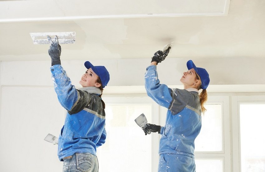 Es gibt Putzmischungen für Dämmarbeiten an der Seite des Wohnzimmers Es gibt Putzmischungen für Dämmarbeiten an der Seite des Wohnzimmers