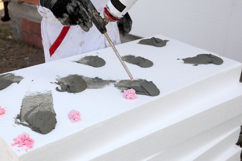 A hungarocell lapokat tiplikkel vagy ragasztóval rögzítik a falhoz A hungarocell lapokat tiplikkel vagy ragasztóval rögzítik a falhoz