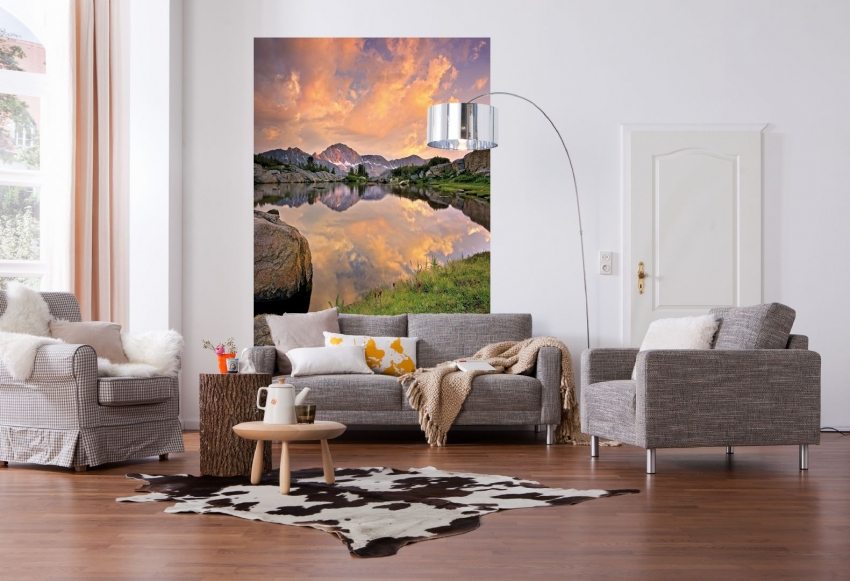 Enkelt fotomalerier i det indre av en liten leilighet Enkelt fotomalerier i det indre av en liten leilighet