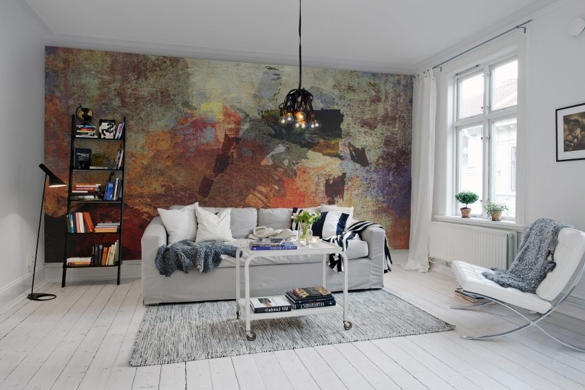 Abstraksjonen på veggen skiller seg effektivt ut mot det hvite interiøret Abstraksjonen på veggen skiller seg effektivt ut mot det hvite interiøret