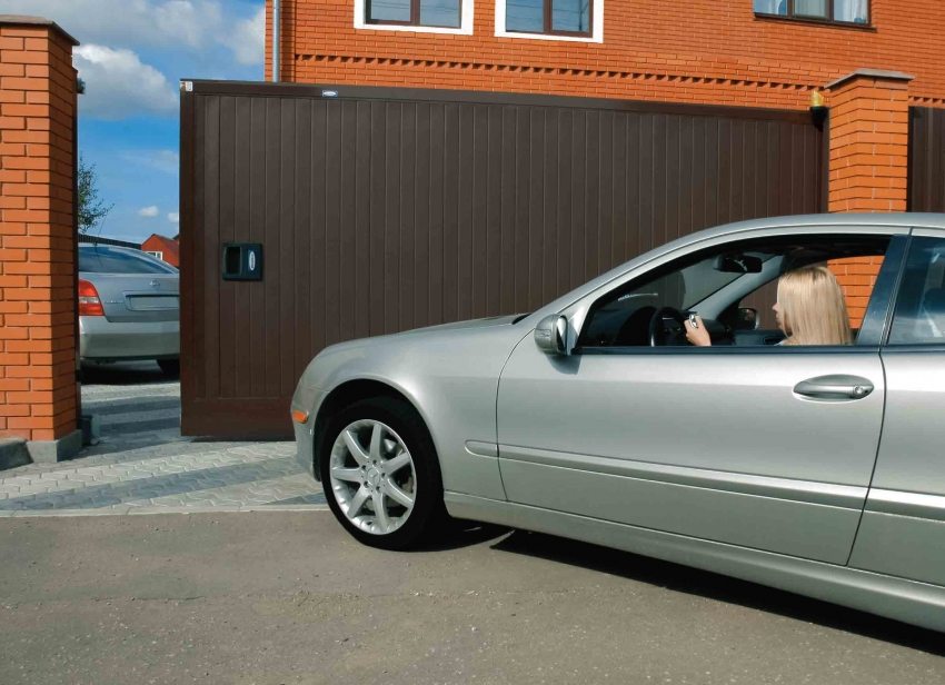 Automatiske porte kan åbnes og lukkes med en fjernbetjening Automatiske porte kan åbnes og lukkes med en fjernbetjening