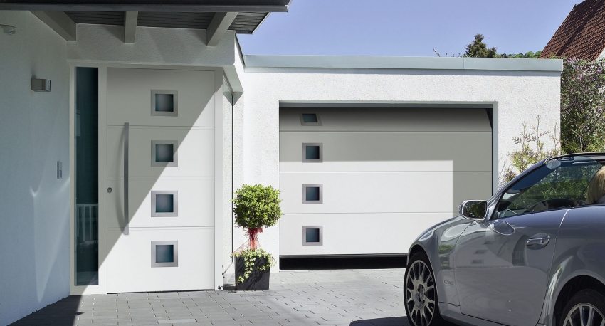 Døren til huset og porten er lavet i samme stil Døren til huset og porten er lavet i samme stil