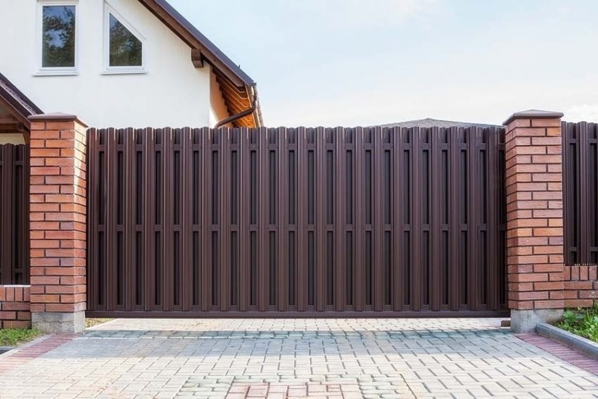 Automatiske skydeporte, dækket af et metalpikethegn Automatiske skydeporte, dækket af et metalpikethegn