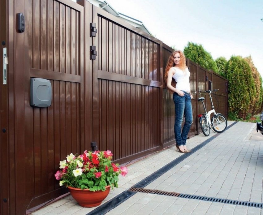 Profileret ark er et populært materiale til at dække porte og hegn Profileret ark er et populært materiale til at dække porte og hegn