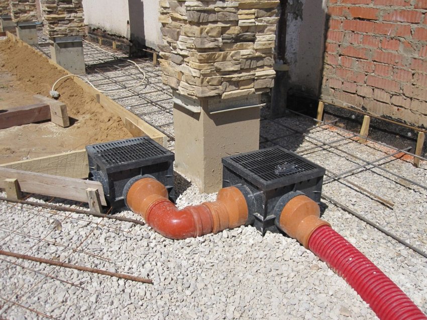 התקנת כניסות מי סערה מתחת למרזבים התקנת כניסות מי סערה מתחת למרזבים