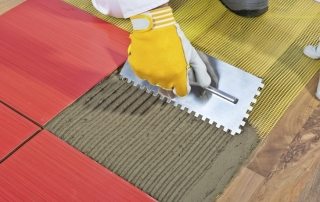 Sådan placeres fliser på et trægulv: finesser af teknologi og anbefalinger