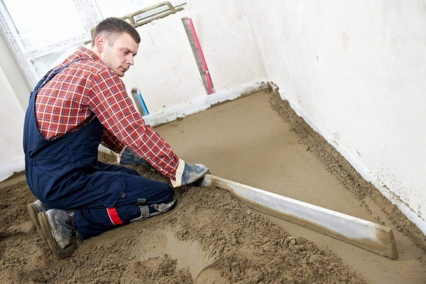 Процесът на изравняване на пода преди полагане на ламината Процесът на изравняване на пода преди полагане на ламината