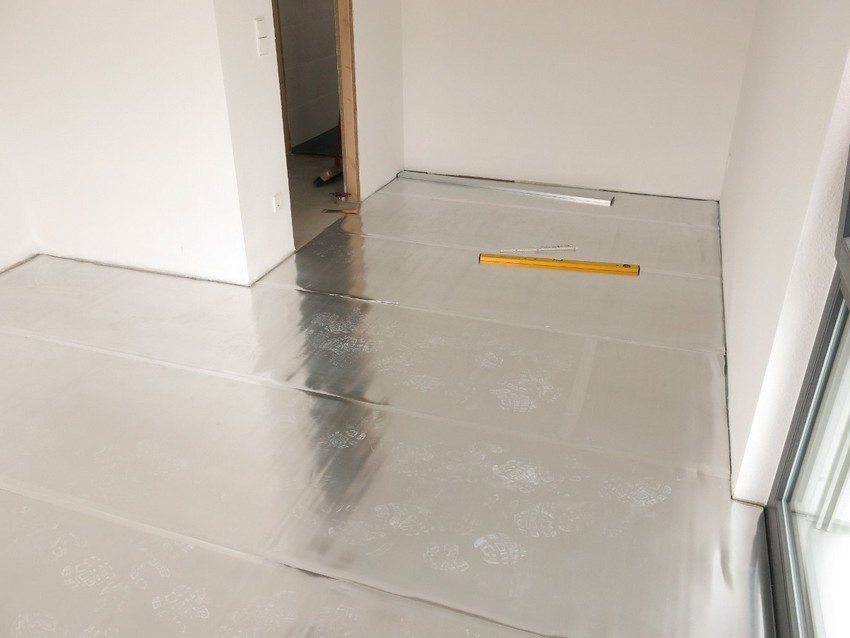 Подът в стаята е покрит с фолио и е напълно готов за монтаж на ламинат Подът в стаята е покрит с фолио и е напълно готов за монтаж на ламинат