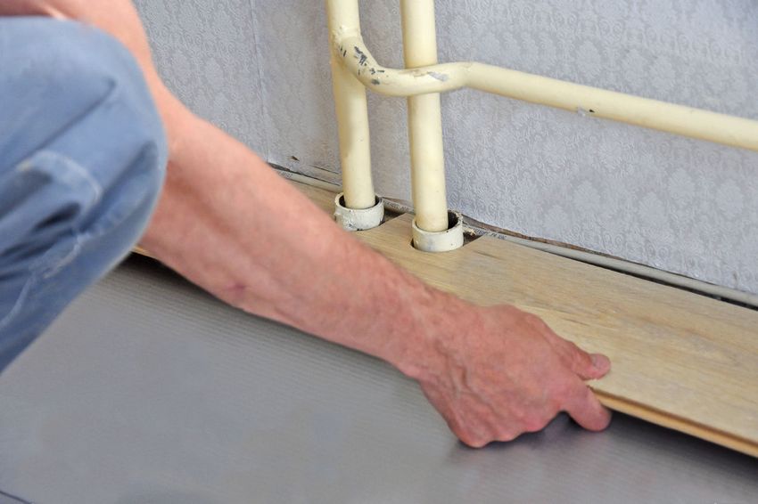 Полагането на ламиниран паркет в близост до отоплителни тръби е един от най-трудните моменти Полагането на ламиниран паркет в близост до отоплителни тръби е един от най-трудните моменти