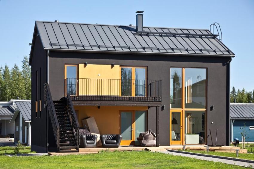 Nhà hai tầng mái tôn lợp ngói. Nhà hai tầng mái tôn lợp ngói.