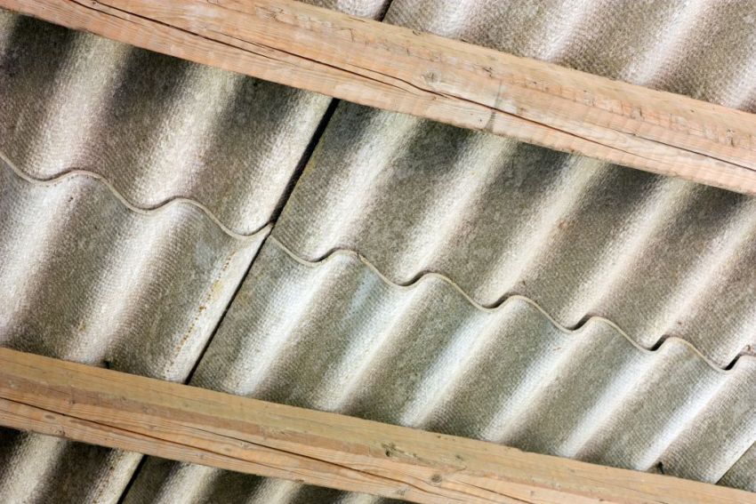 Đối với việc lắp đặt đá phiến, một thùng được xây dựng với bước 50-60 cm Đối với việc lắp đặt đá phiến, một thùng được xây dựng với bước 50-60 cm