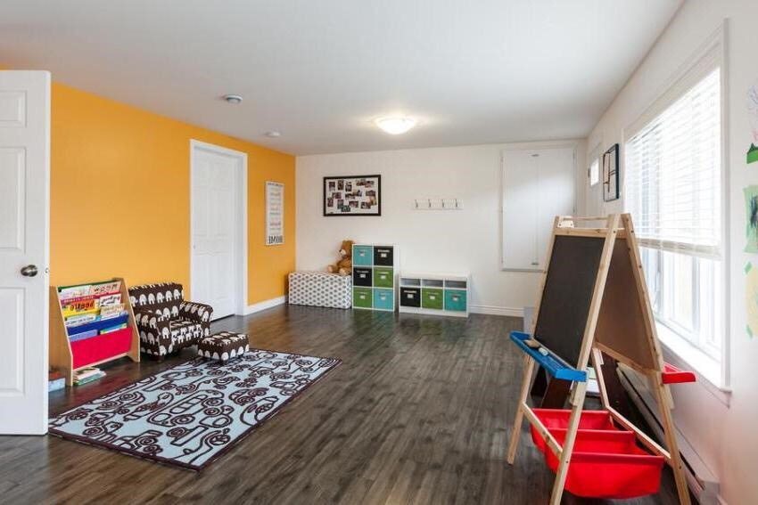 Mørkt laminat i børneværelset Mørkt laminat i børneværelset