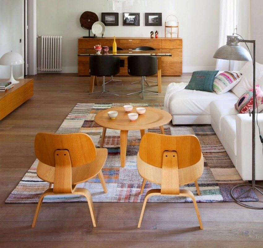 Laminatgulve som neutral baggrund i hallen Laminatgulve som neutral baggrund i hallen