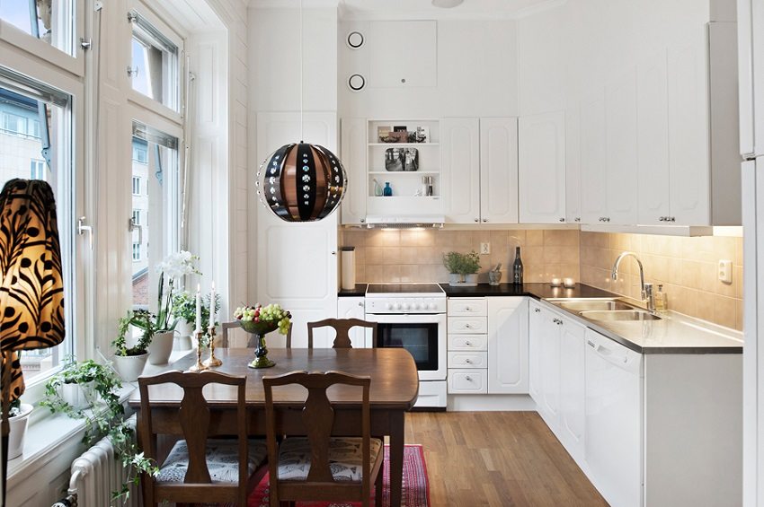 Farven på den laminerede belægning gentager finishen på forklædet Farven på den laminerede belægning gentager finishen på forklædet