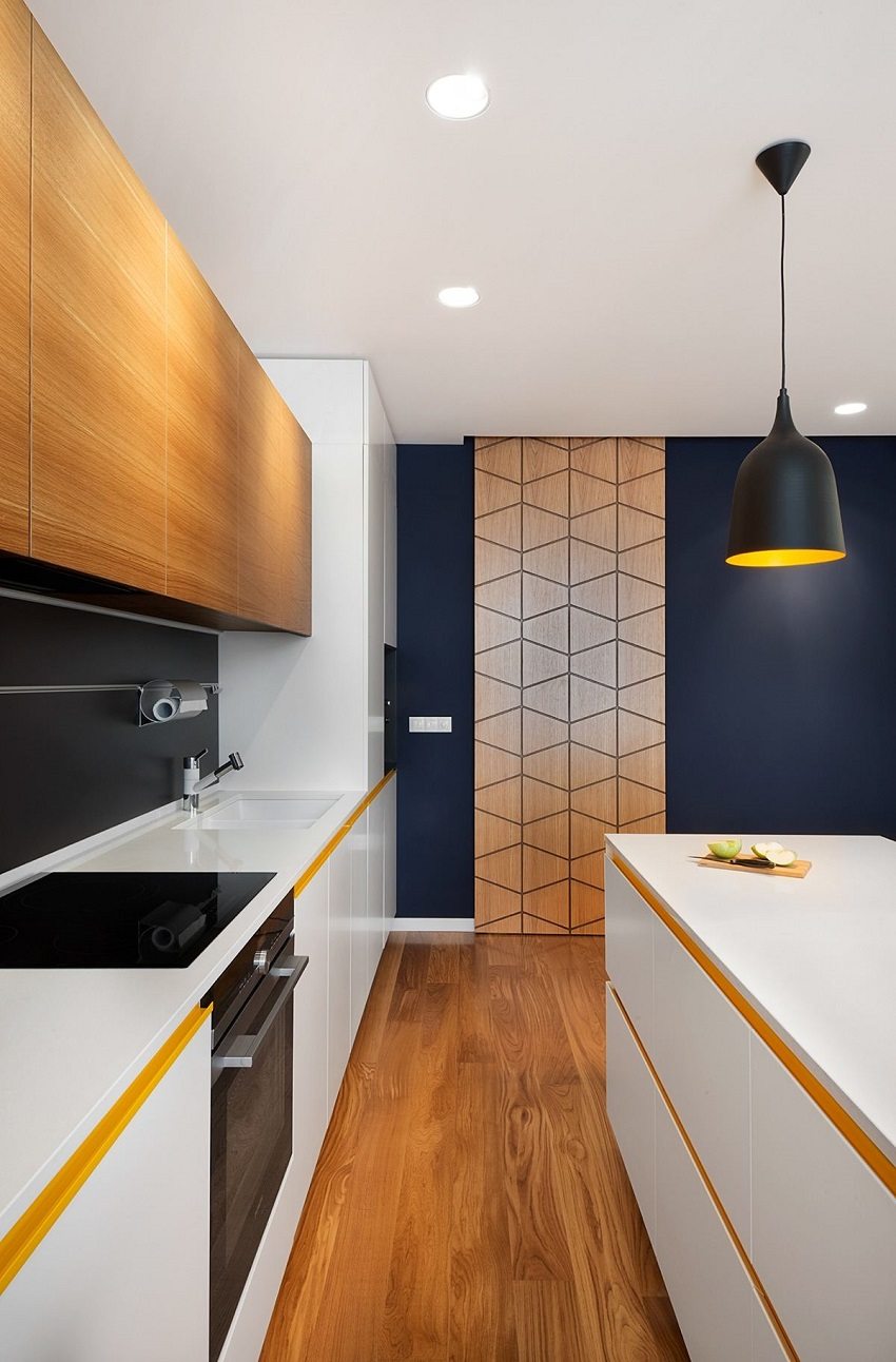 Harmonisk kombination af gulv og møbelfarve i køkkenets interiør Harmonisk kombination af gulv og møbelfarve i køkkenets interiør