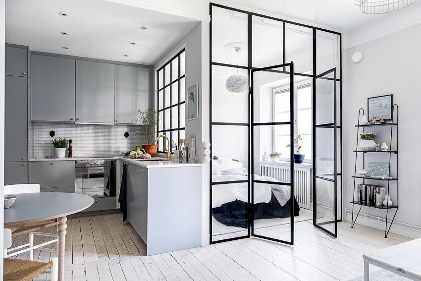 Interiøret er dekoreret i monokrome grå nuancer Interiøret er dekoreret i monokrome grå nuancer