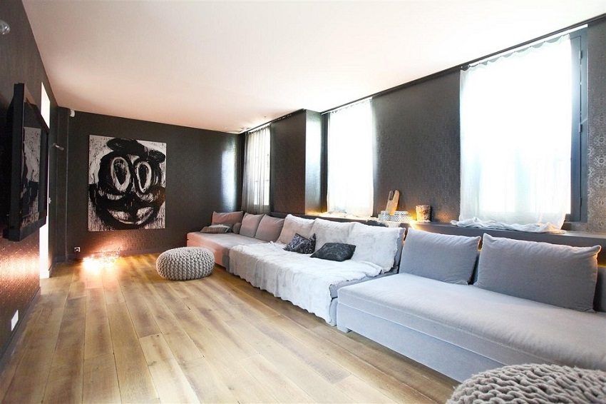 Stilfuld kombination af mørke vægge og lyst laminat Stilfuld kombination af mørke vægge og lyst laminat