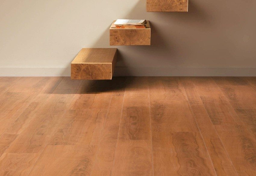 Laminat, stiliseret som en massiv træplanke Laminat, stiliseret som en massiv træplanke