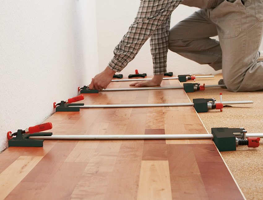 Værktøjer er nødvendige ikke kun til lægning af laminat, men også til forberedende arbejde Værktøjer er nødvendige ikke kun til lægning af laminat, men også til forberedende arbejde