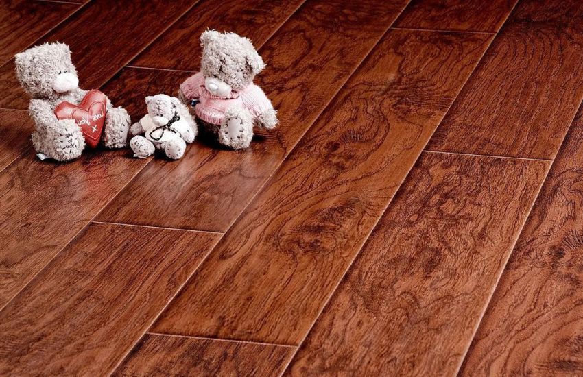 Efter lakering vil laminatet se lysere og glattere ud Efter lakering vil laminatet se lysere og glattere ud