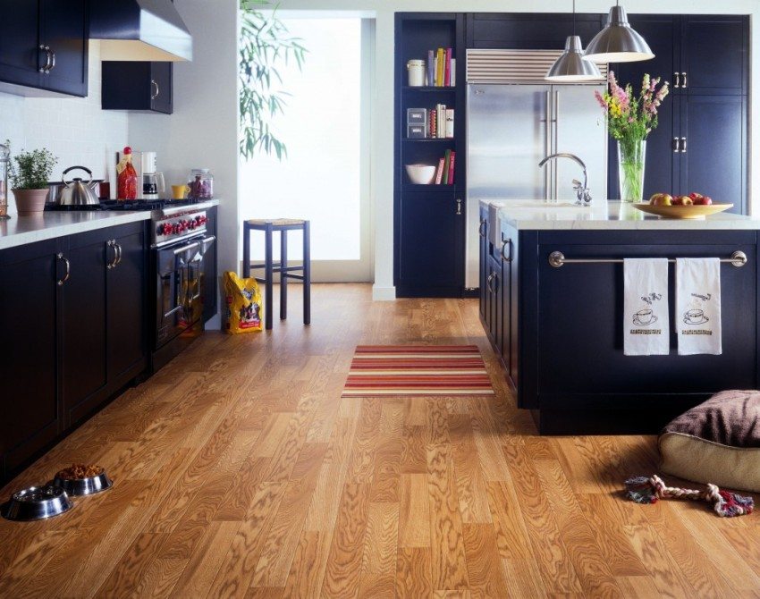 Gammelt laminatgulv fornyet med lak Gammelt laminatgulv fornyet med lak