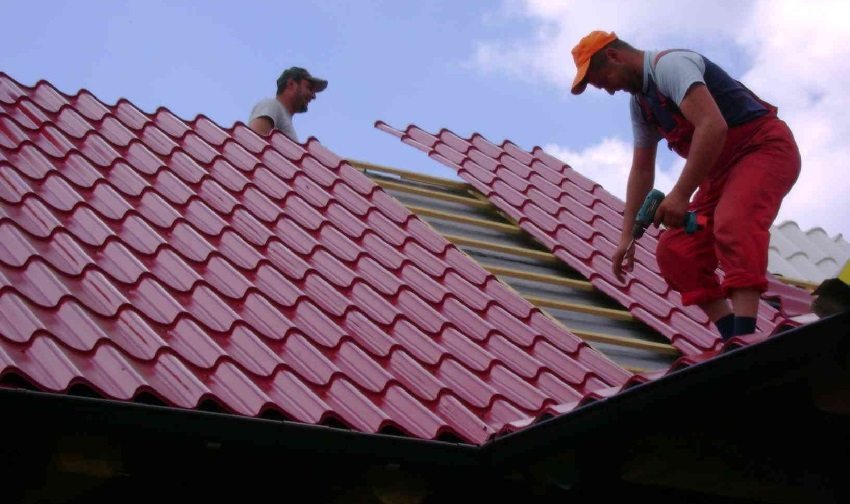 Legge metallfliser på taket i en enkel form Legge metallfliser på taket i en enkel form