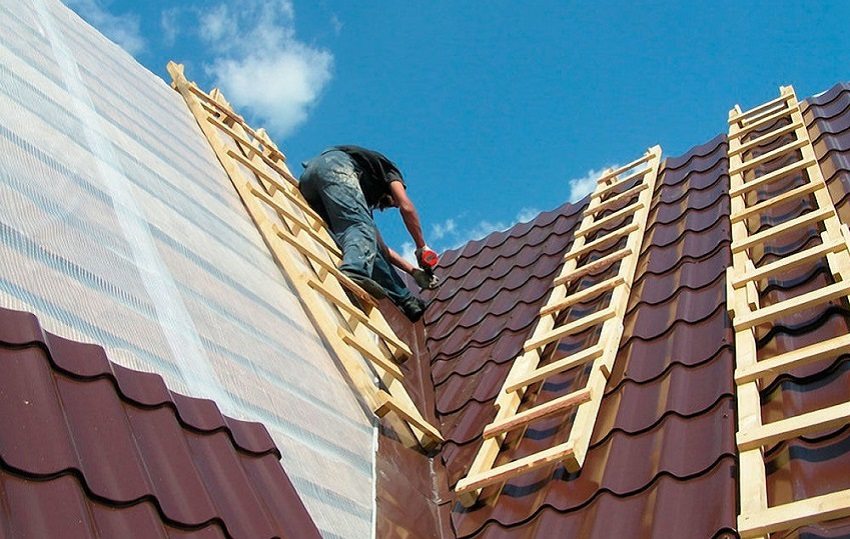 Prosessen med å legge både metallfliser og ondulina er ikke spesielt vanskelig Prosessen med å legge både metallfliser og ondulina er ikke spesielt vanskelig