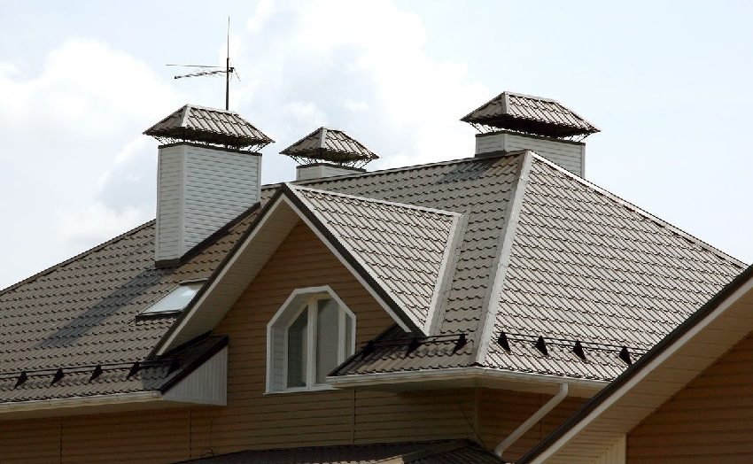 Tak av grå metallfliser Tak av grå metallfliser