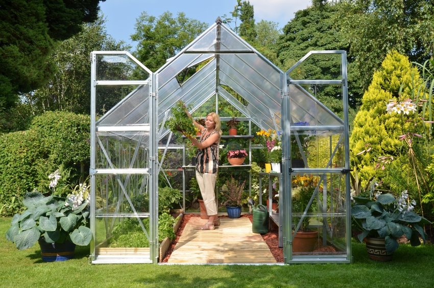 Et drivhus er et uundværligt element i et sommerhus Et drivhus er et uundværligt element i et sommerhus