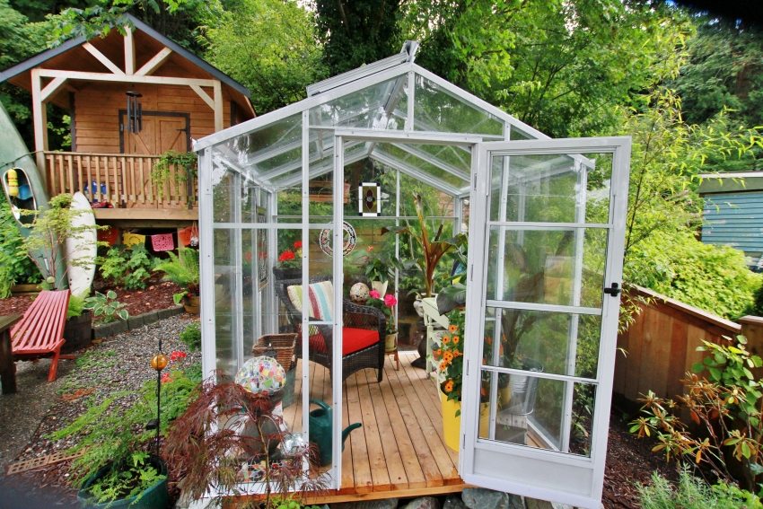 Lille drivhus på en træbund Lille drivhus på en træbund