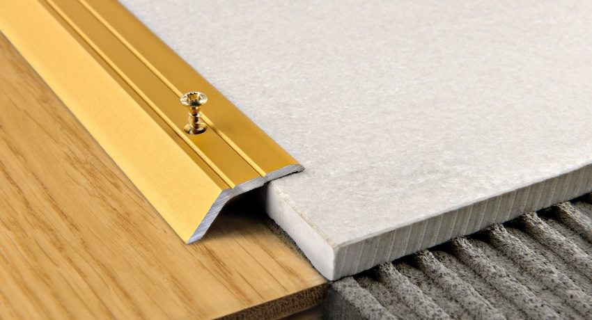 Μεταλλικό διακοσμητικό περβάζι για το σχεδιασμό της άρθρωσης μεταξύ επιστρώσεων Υδρορροές πλακιδίων και ελασμάτων: Πώς να το τοποθετήσετε σωστά μεταξύ των παλτών