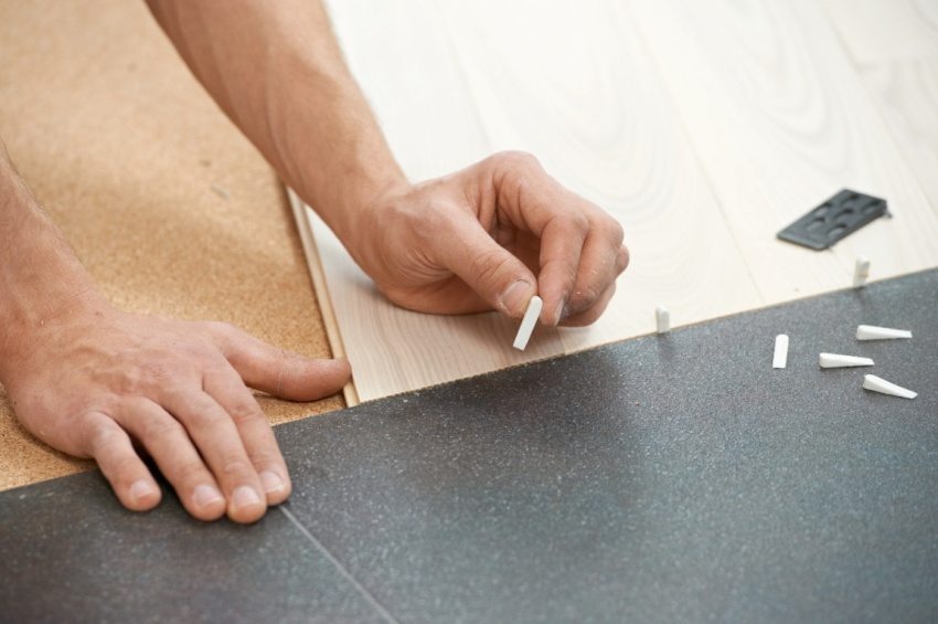 Σύνδεση πλακιδίων και πλαστικοποίησης χωρίς τη χρήση παξιμαδιού Σύνδεση πλακιδίων και πλαστικοποίησης χωρίς τη χρήση παξιμαδιού