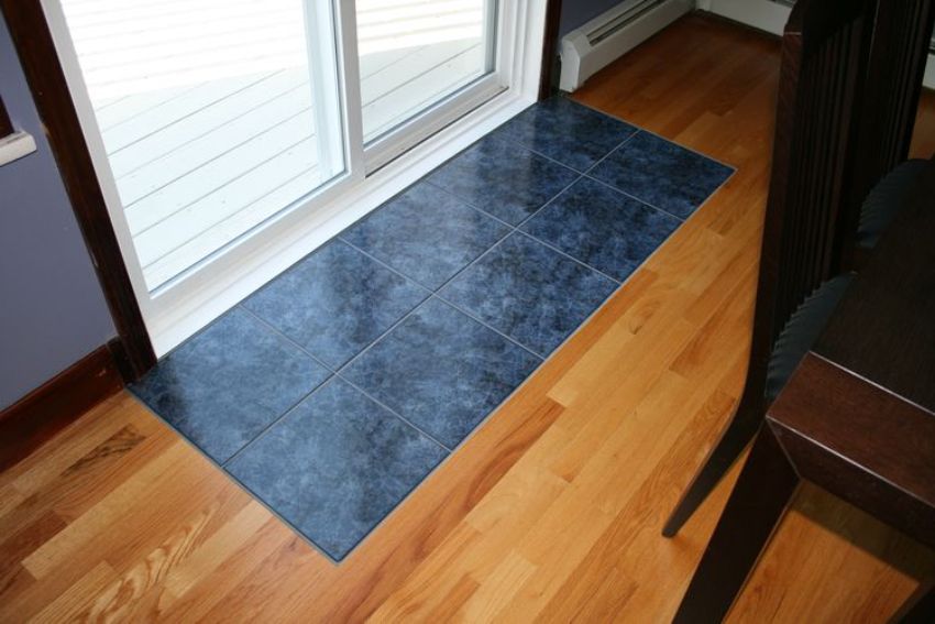 Η είσοδος στο διάδρομο είναι διακοσμημένη με κεραμικά πλακάκια Η είσοδος στο διάδρομο είναι διακοσμημένη με κεραμικά πλακάκια