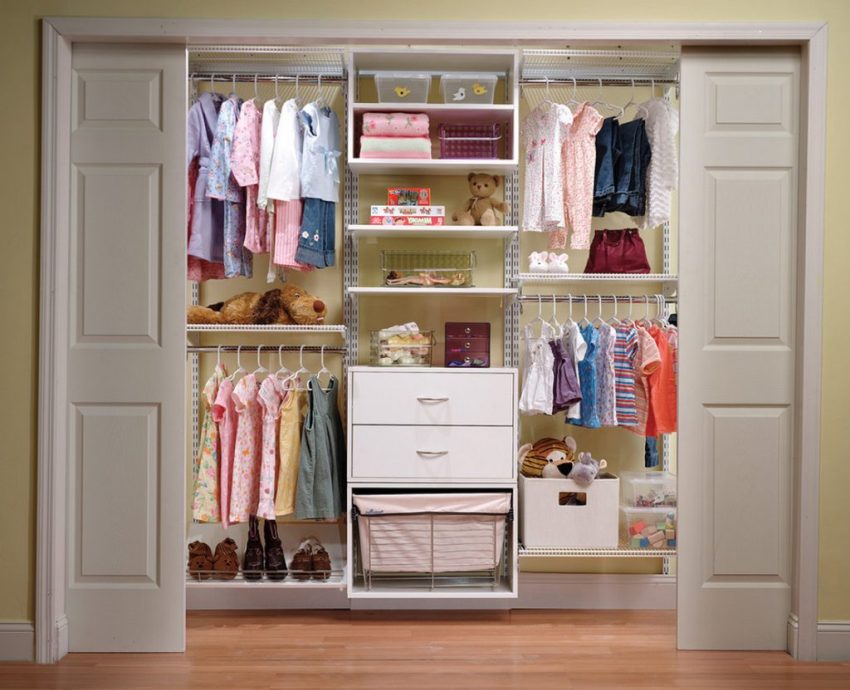Silid ng wardrobe ng mga bata na may mga sliding door Silid ng wardrobe ng mga bata na may mga sliding door