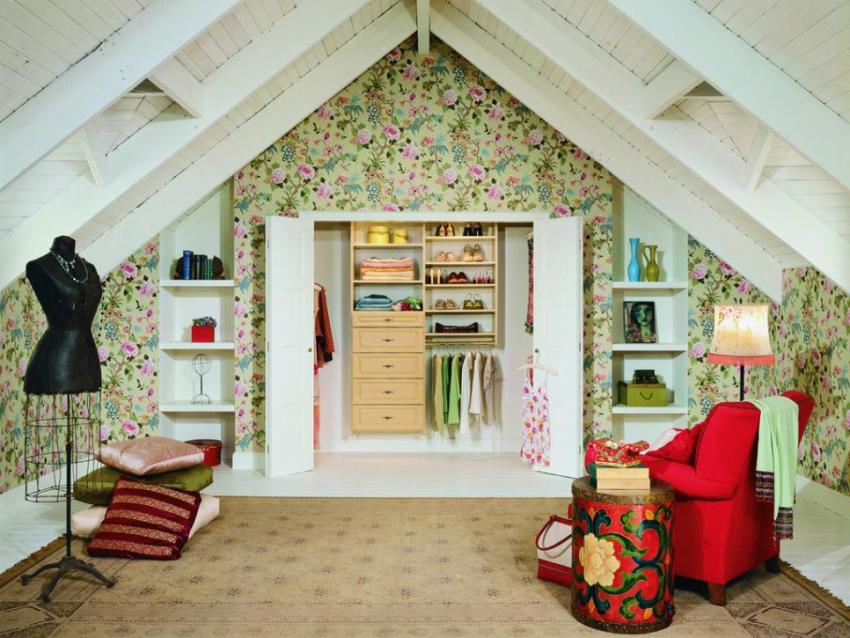 Ang mga natitiklop na pinto sa bukas na posisyon ay tiklop sa kalahati sa magkabilang panig ng pagbubukas Ang mga natitiklop na pinto sa bukas na posisyon ay tiklop sa kalahati sa magkabilang panig ng pagbubukas