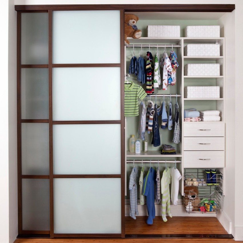 Mga pintuan ng aparador na gawa sa kahoy at baso Mga pintuan ng aparador na gawa sa kahoy at baso