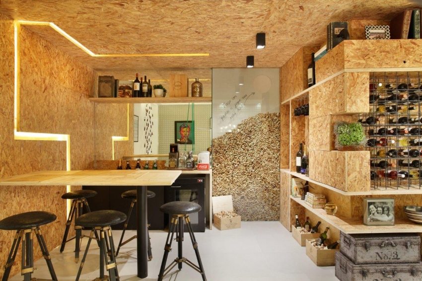 Η χρήση πλακέτων OSB σε ένα μοντέρνο εσωτερικό καφέ Η χρήση πλακέτων OSB σε ένα μοντέρνο εσωτερικό καφέ