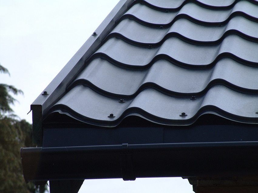 ใช้สกรูเกลียวปล่อยเป็นตัวยึดสำหรับกระเบื้องโลหะ ใช้สกรูเกลียวปล่อยเป็นตัวยึดสำหรับกระเบื้องโลหะ