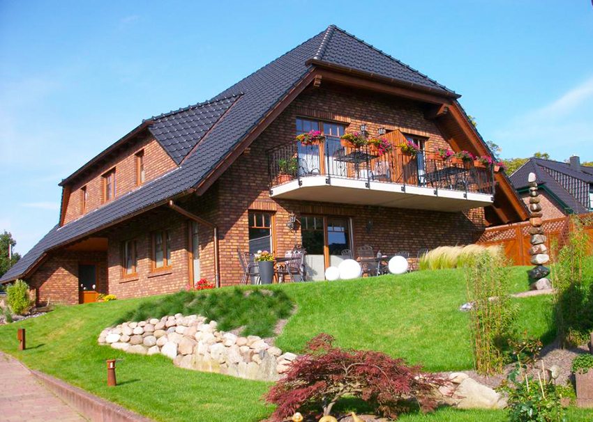 Pulang bahay ng brick na may bubong na may kalahating hipped Pulang bahay ng brick na may bubong na may kalahating hipped