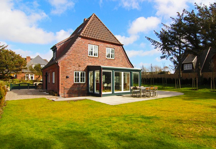 Tirahan ng tirahan, na ang bubong ay natatakpan ng mga ceramic tile Tirahan ng tirahan, na ang bubong ay natatakpan ng mga ceramic tile