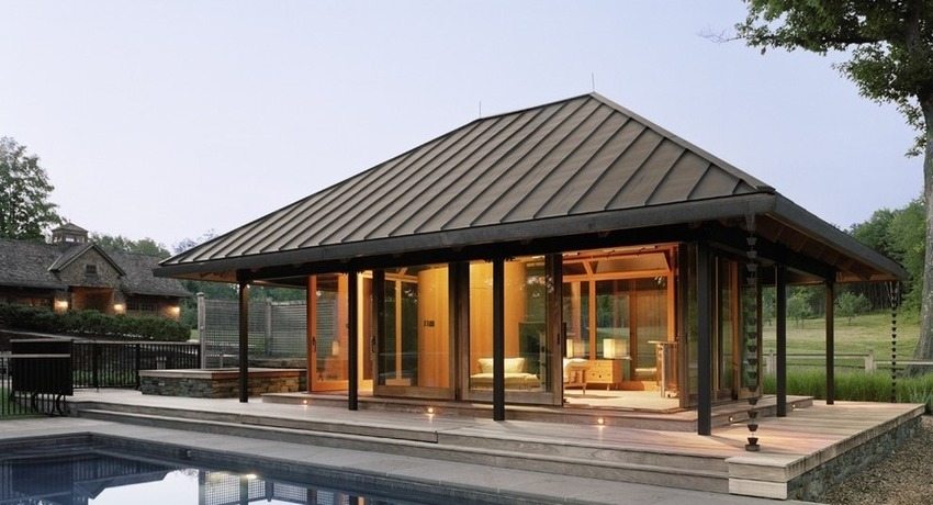 בית נופש קטן עם מבנה גג ירך מערכת קורת גג היפ: תכונות עיצוב וניואנסים של התקנה