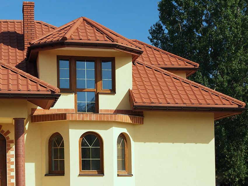 אריחי מתכת לגג ירך עם חלון מפרץ אריחי מתכת לגג ירך עם חלון מפרץ